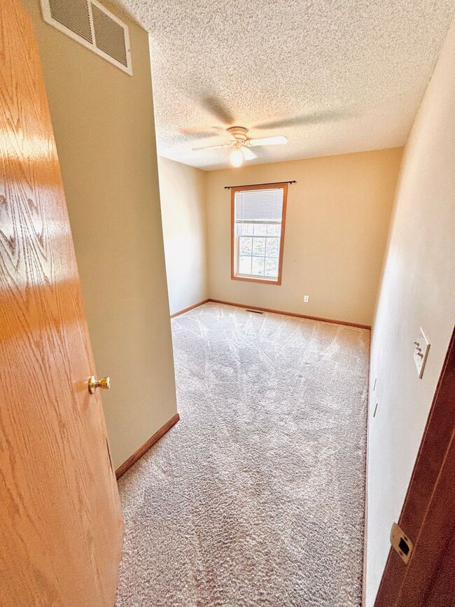 Building Photo - Rare Detached 4bed Townhome in Prime Shako...