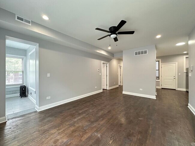 Building Photo - 1224 W Rosemont Ave