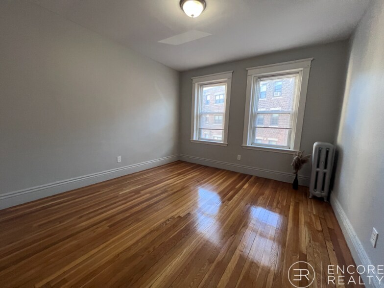 Building Photo - 376 Riverway