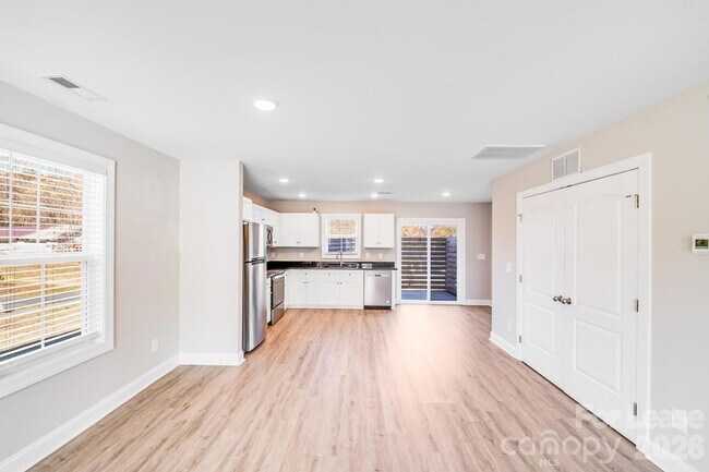 Building Photo - 604 W 8th St