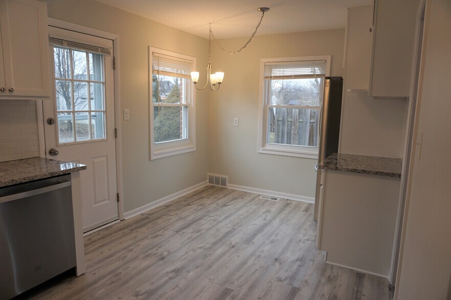 Building Photo - 340 Parkview Dr