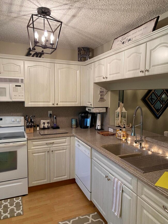 Building Photo - 4734 Lucerne Lakes Blvd