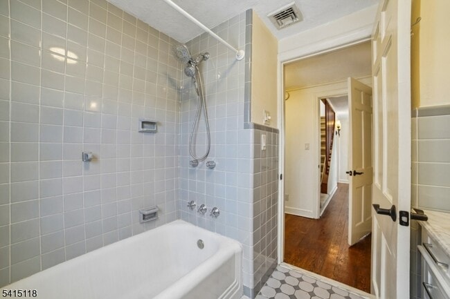 Building Photo - 10 Great Hills Terrace