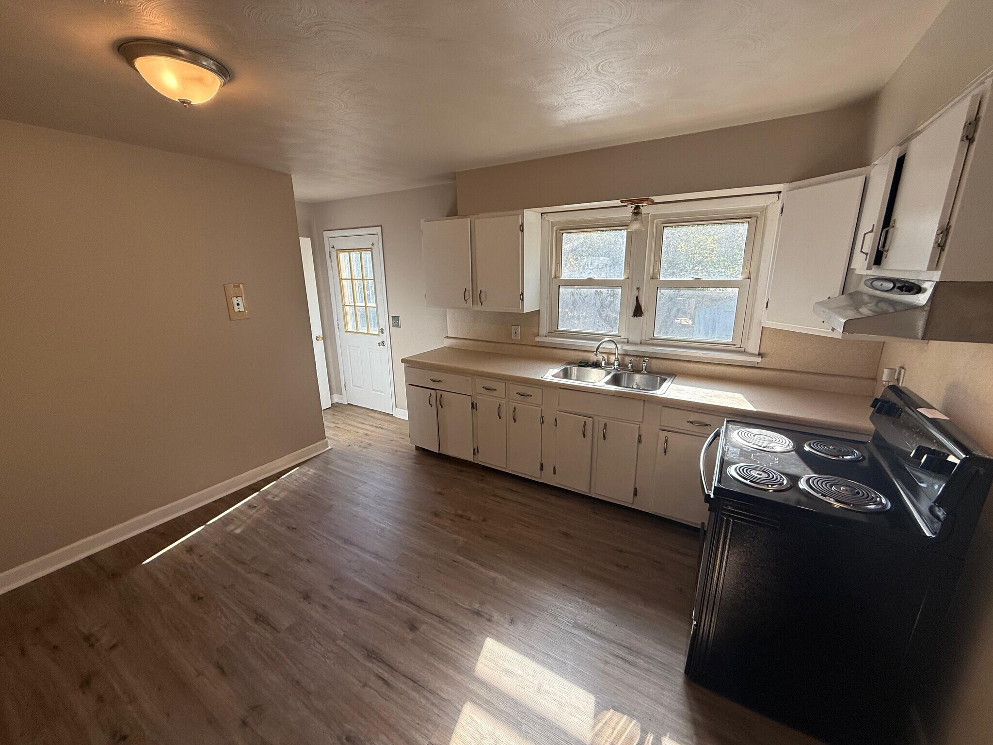 Building Photo - 242 Sadonia Ave