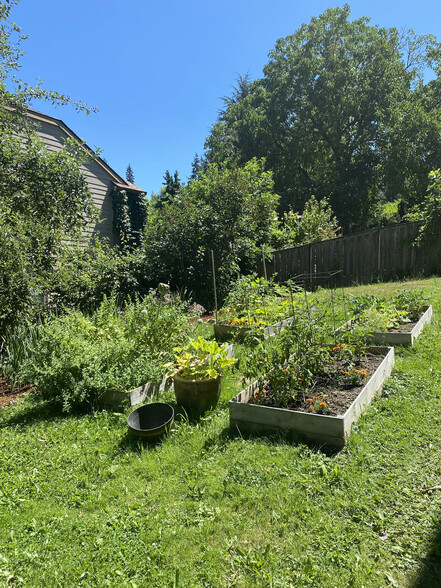 Garden beds available (subject to availability) - 4480 SW Pasadena St