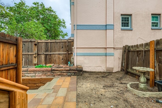 Building Photo - 536 E 2nd Ave