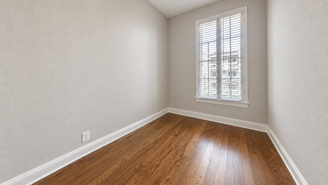 Building Photo - 326 Normandie Ave