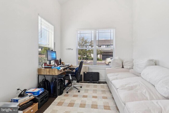 Building Photo - 2 Dogleg Ln