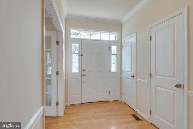 Building Photo - 10424 Goldenrod Dr