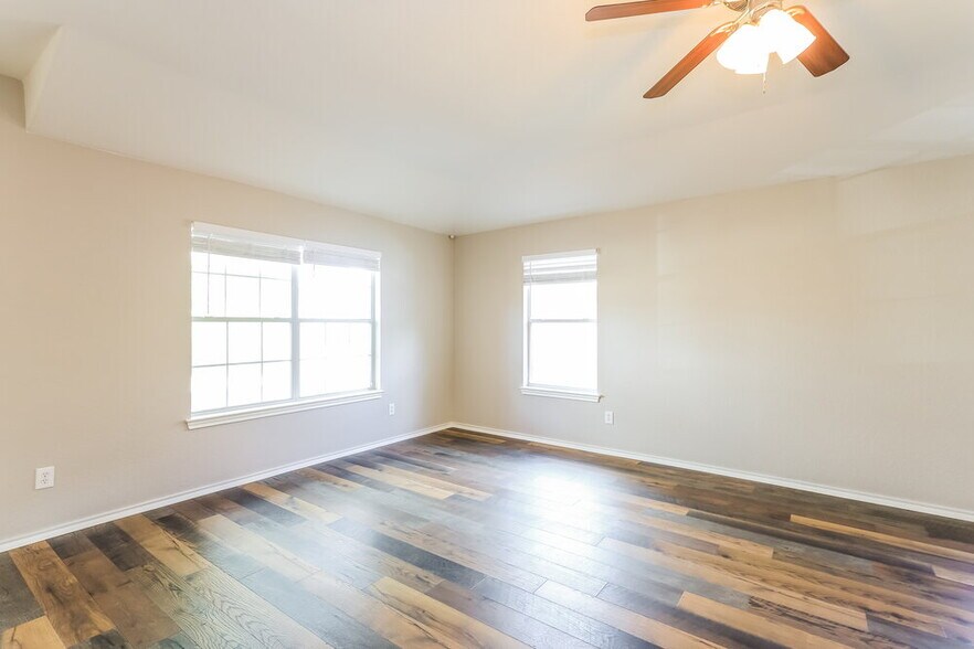 Building Photo - 610 Point Meadow
