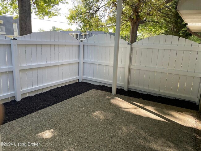 Building Photo - 1002 La Fontenay Ct