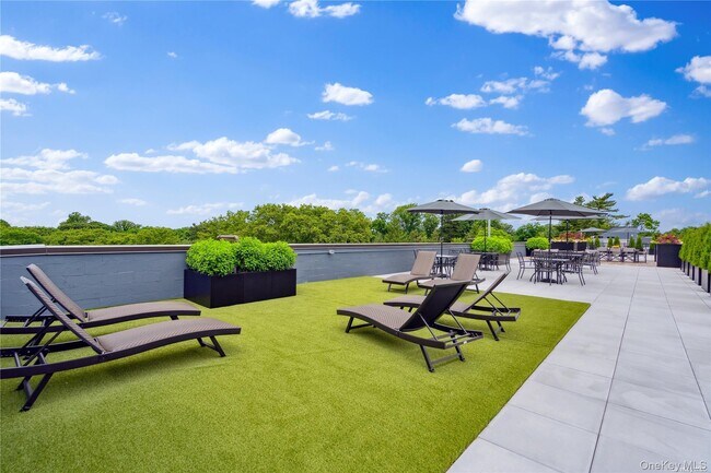 Building Photo - 218 Middle Neck Rd