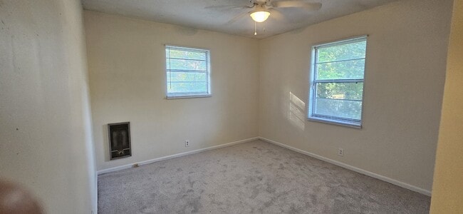 Building Photo - 306 Mustang Dr