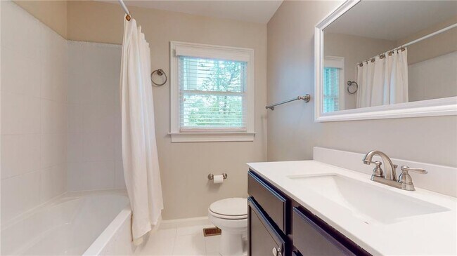 Building Photo - 2305 Vistamont Dr