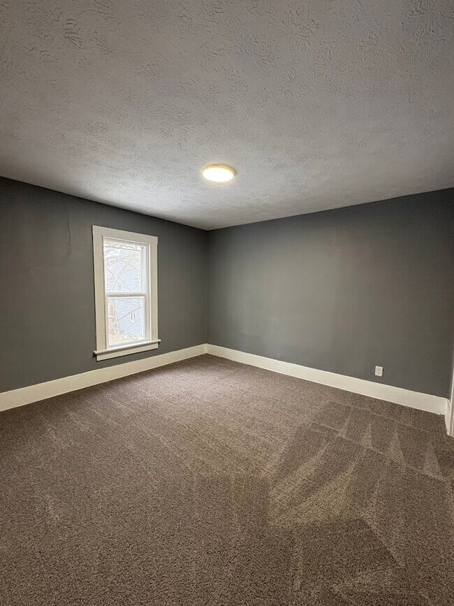 Building Photo - Three bedroom two bathroom home for rent