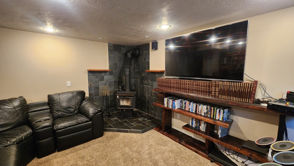 Family Room - 883 W 2100 S