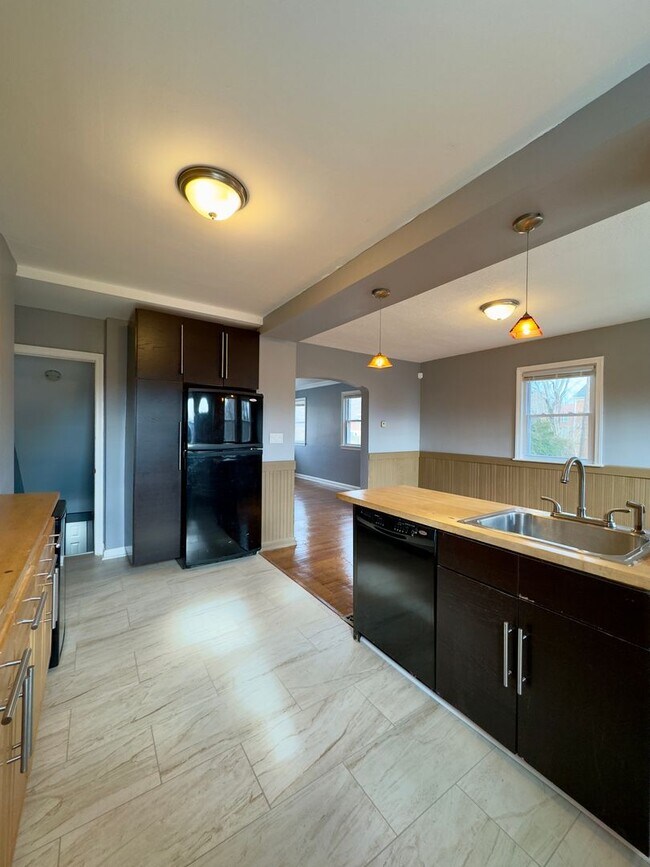 Building Photo - Spacious 4-Bedroom Townhome with Modern Am...