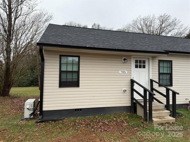 Primary Photo - 705 N Main St