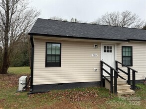 Building Photo - 705 N Main St