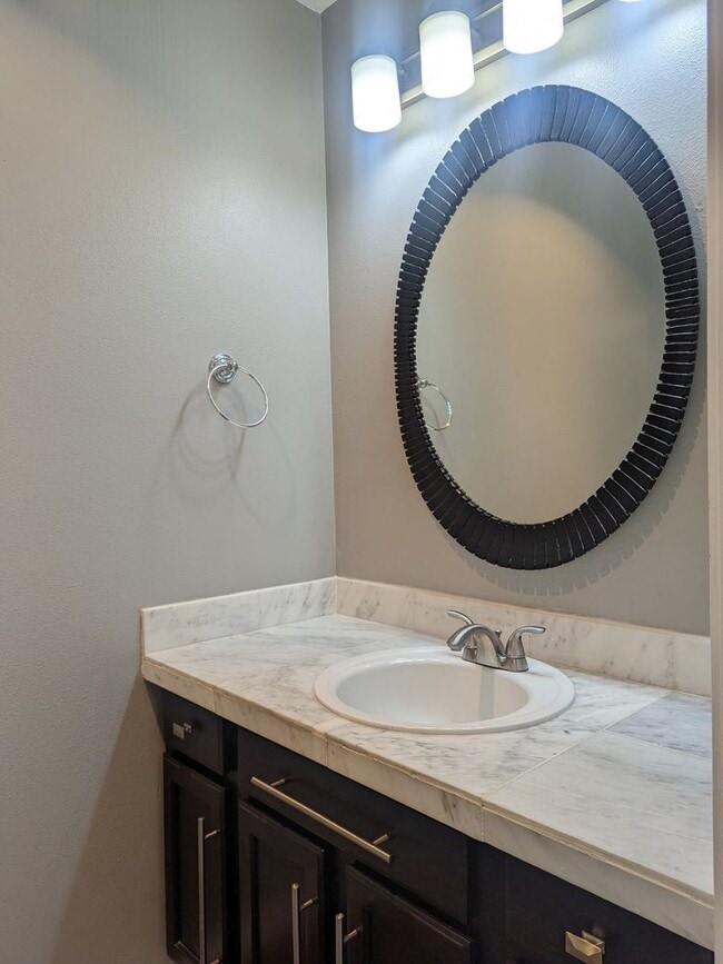 Building Photo - Beautiful Beaverton Townhouse Available Now!