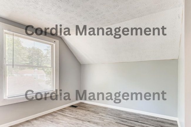 Building Photo - 3 Bedroom 1.5 Bathroom Home available now