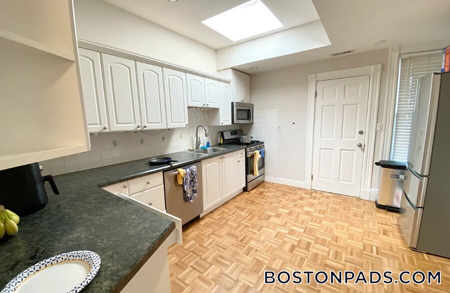 Building Photo - 108 Buttonwood St