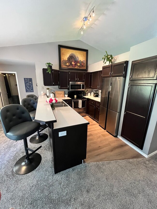 Building Photo - Newly Renovated 3 bed 2 bath home in the h...