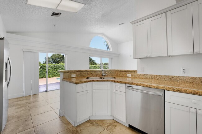Building Photo - 4355 Leicester Ct