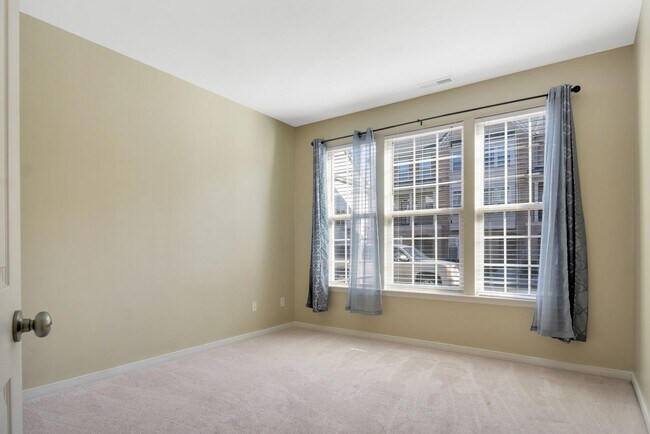 Building Photo - Spacious 3 Bedroom 3.5 Bathroom Townhome in Newport News