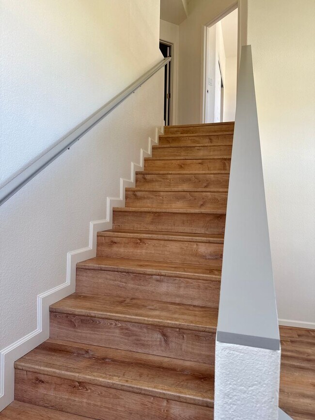 Building Photo - 520 Las Palmas Dr