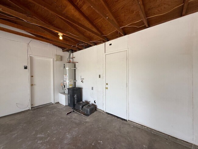 Building Photo - Victorville - 3 Bedrooms, 2 Bathrooms, New Paint, New Blinds, Tile Floors