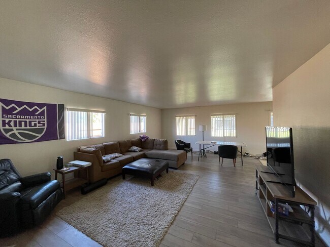 Building Photo - Amazing 4 Bedroom in the Heart of SD!