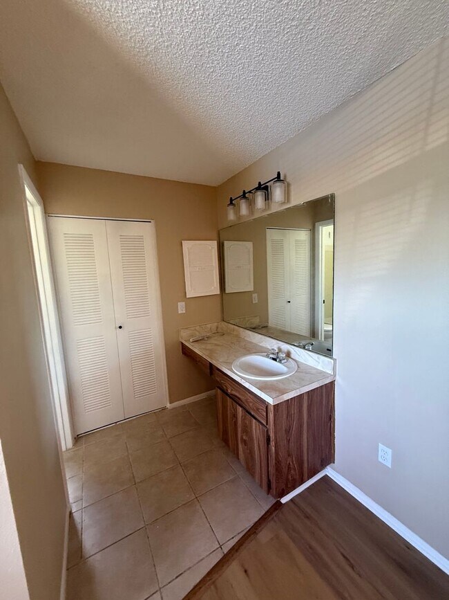 Building Photo - Updated 2-Bedroom Apartment in Quiet Ocala...