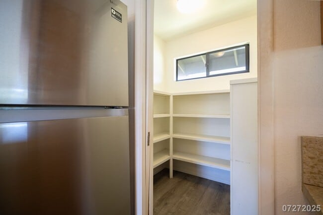 Building Photo - Beautiful and Large 3 bedroom 2.5 bath SFH...