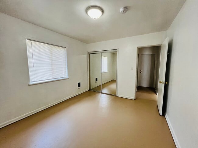 Building Photo - 118 W Birch St