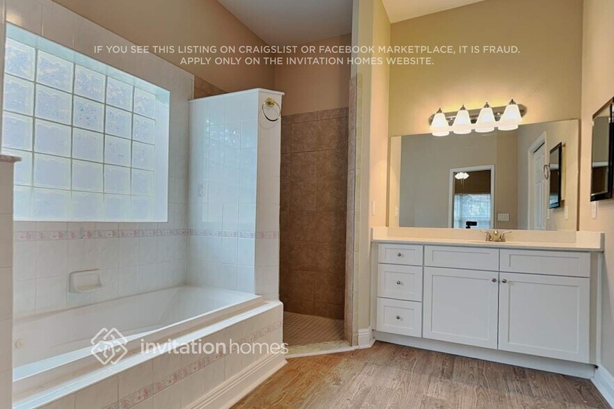 Building Photo - 10428 Calle De Flores Dr