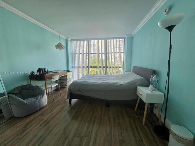 Building Photo - 1 bedroom in Sunny Isles Beach FL 33160