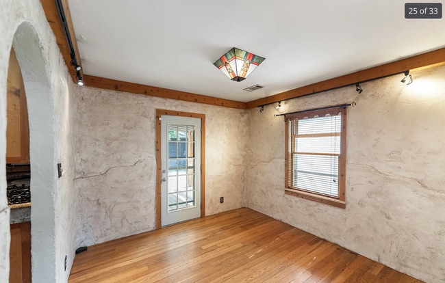 Building Photo - Stunning 4-bedroom, 2-bathroom Home