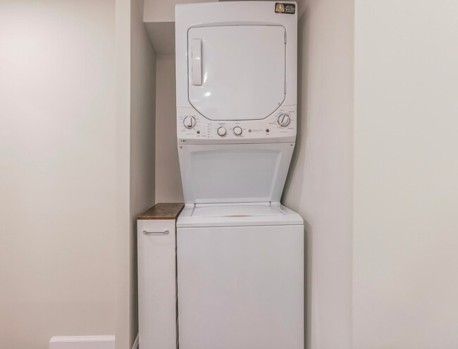 Building Photo - 209.5 4th St