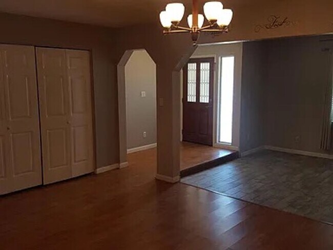 Building Photo - Single family home, 2 car garage