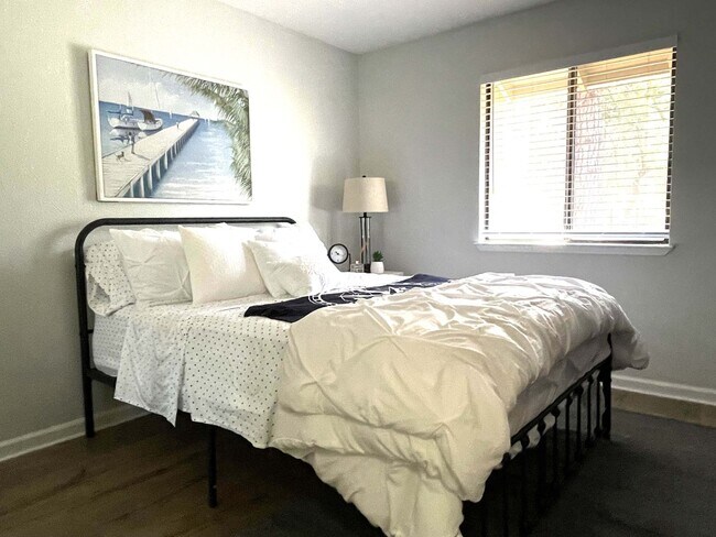 Building Photo - 3 bedroom, 3 bath unfurnished or furnished...