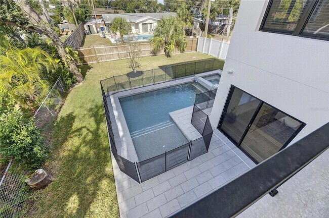 Building Photo - 2335 Oak Terrace