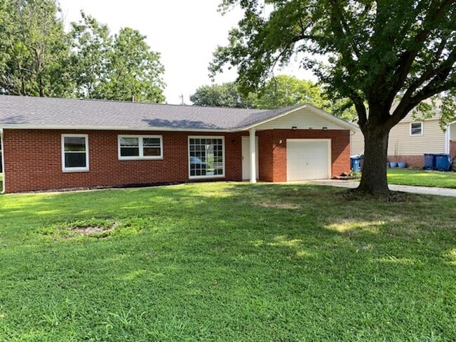 Building Photo - Three Bedroom, 1.5 Bath Home with Garage, Large Backyard!!