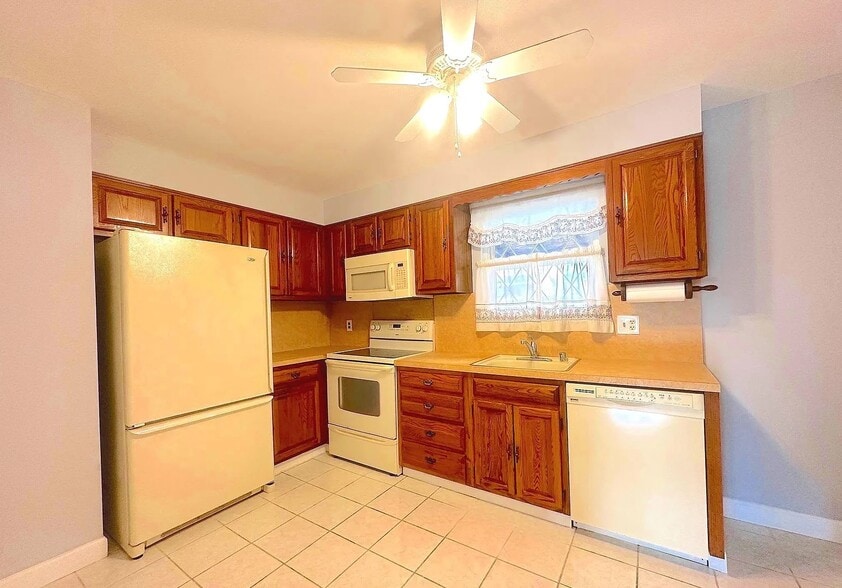 Building Photo - 945 Elm Rd