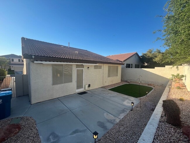 Building Photo - single story, 3 bed, 2 bath, 2 car garage in gated community in Summerlin