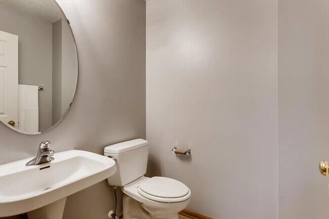 Building Photo - Bright End-Unit 2BD Townhome with Fireplace, Deck & Big Bedrooms