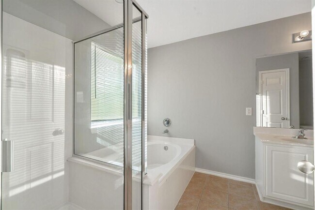 Building Photo - 17139 Oakwood Chase Dr
