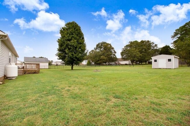 Building Photo - WONDERFUL 3 BR, 2 BA w/ attached garage *D...