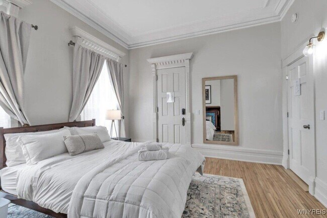 Building Photo - 617 Niagara St