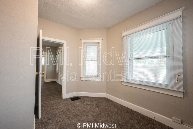 Building Photo - 130 N Gladstone Ave
